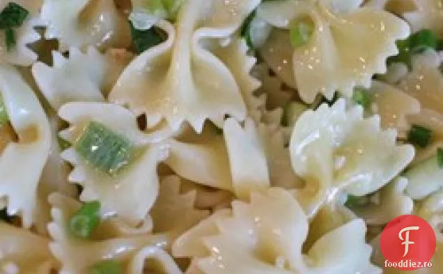 Salată de Paste cu usturoi și ceapă verde