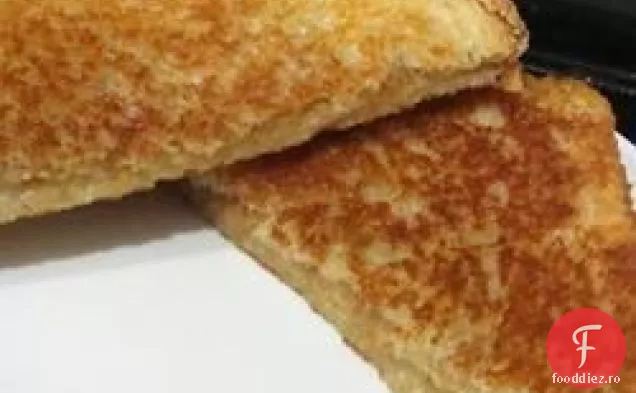 Sandviș cu brânză și unt de arahide la grătar