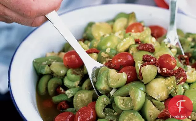 Salată Tangy Tomatillo cu roșii uscate la soare