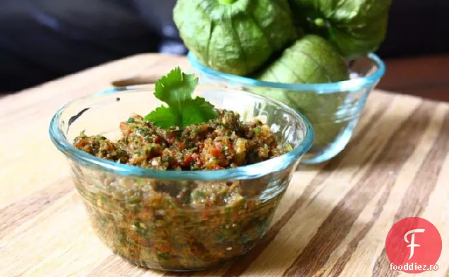 Salsa De Roșii Prăjite Cu Coriandru Proaspăt Și Tomatillos