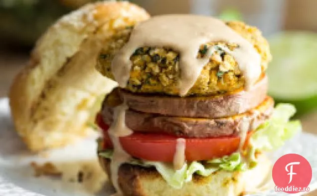 Burgeri vegetali de cartofi dulci Thailandezi cu sos picant de arahide