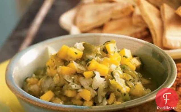 Salsa prăjită de tomatillo-Mango cu chipsuri de Tortilla condimentate