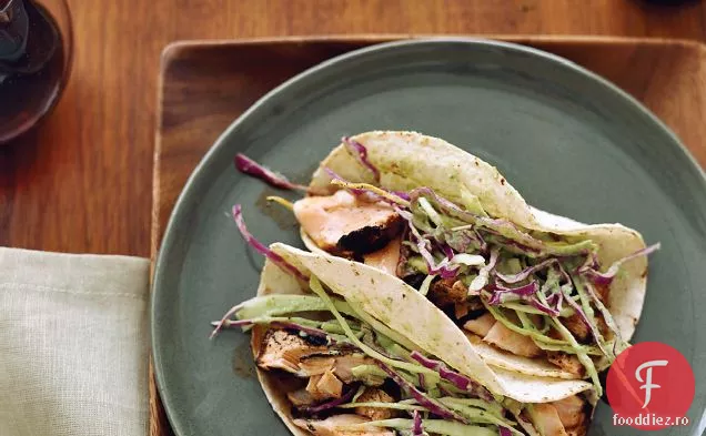 Tacos de somon frecat uscat cu salată de Tomatillo-Avocado