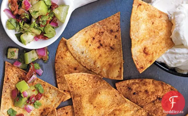 Chipsuri Adobo cu brânză caldă de capră și salsa de coriandru