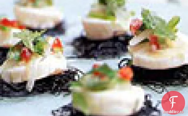 Ceviche de scoici pe prăjituri de Paste negre cu salsa de coriandru