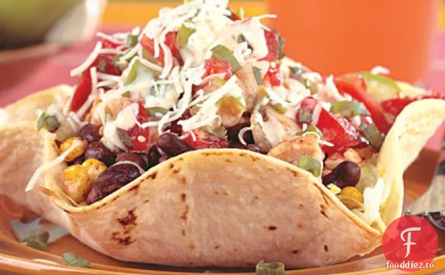 Salată de Taco de pui și fasole neagră cu sos Chipotle