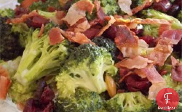 Salată Proaspătă De Broccoli În Stil Deli