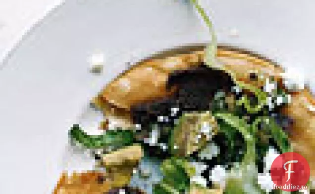 Tostados de fasole neagră cu sos Tomatillo prăjit