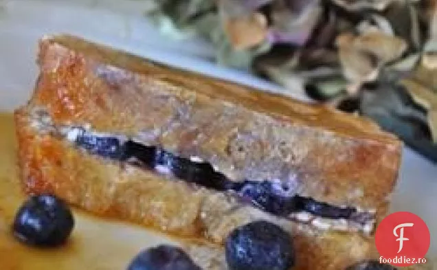 Sandwich ușor de afine și cremă de pâine prăjită franceză cu sirop de arțar portocaliu