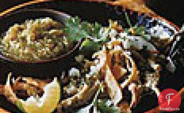 Chilaquiles cu curcan și salsa Tomatillo prăjită