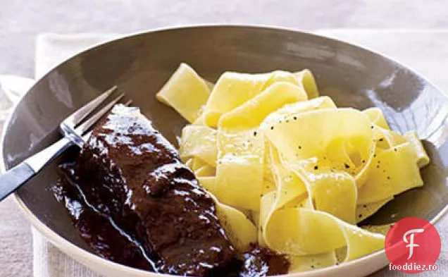 Rigatoni cu cârnați și sos de cremă de roșii