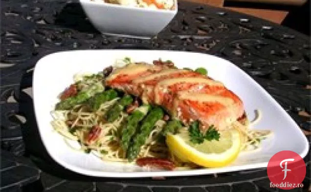 Somon cu sos de unt Dijon, sparanghel și unt de ierburi Angel Hair Paste