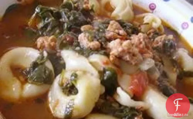 Supă de tortellini usturoi cu cârnați, roșii și spanac