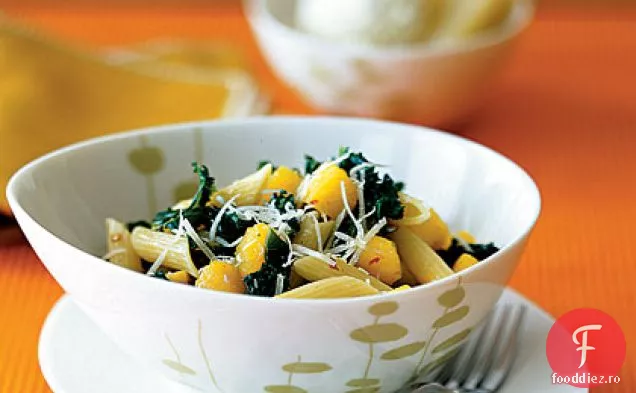 Ghindă Squash și Kale peste Penne