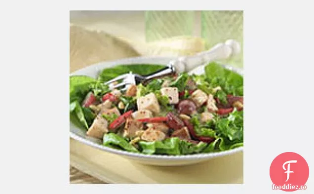 Salată cremoasă de pui cu Mac și nuci de pin