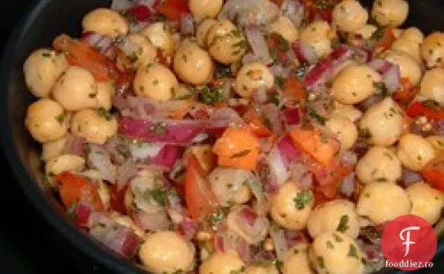 Salată de năut cu ceapă roșie și roșii