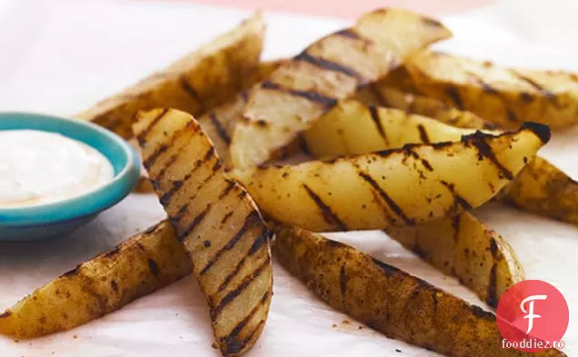 Cartofi prăjiți cu friptură la grătar cu sos picant de scufundare cu brânză albastră