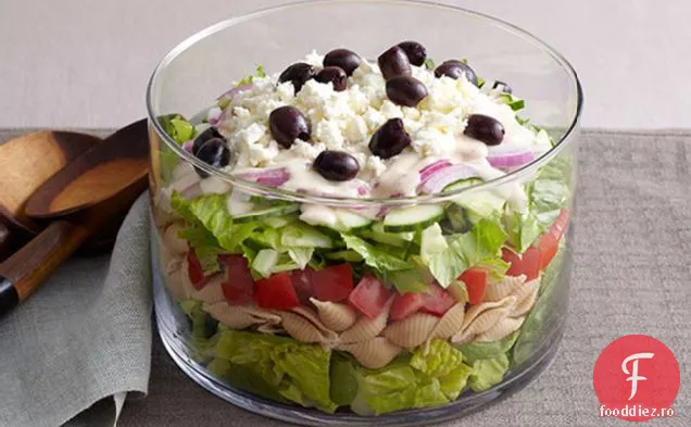 Salată grecească stratificată pentru o mulțime