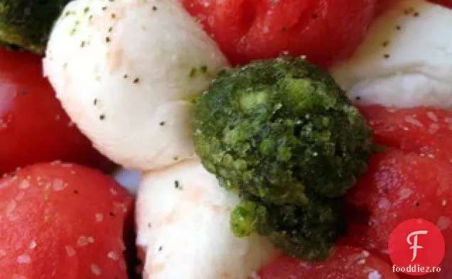 Caprese de roșii-pepene verde cu granit de busuioc