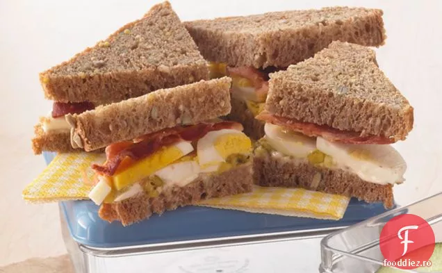 Sandwich cu salată de slănină și ouă