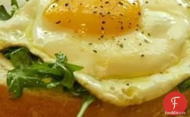 Sandvișuri cu ouă deschise cu salată de rucola