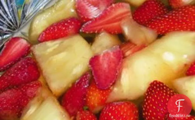 Salată de fructe de tei într - o matriță