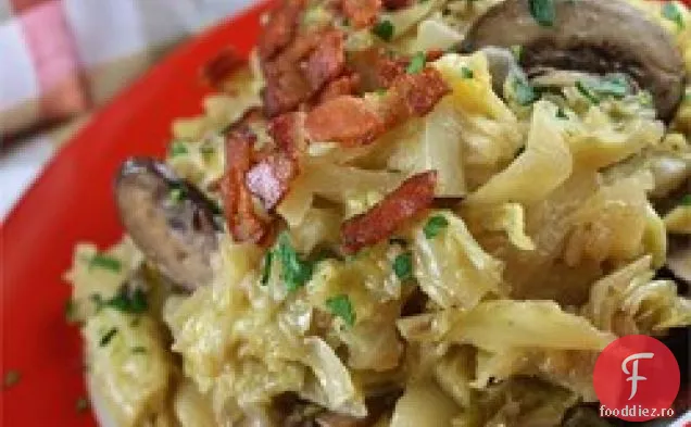 Varză prăjită sudică cu slănină, ciuperci și ceapă