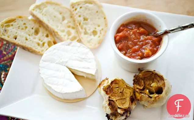 Brie, Usturoi Prăjit Și Chutney De Roșii