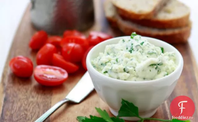 Ricotta Cu Ierburi Și Crostini De Roșii