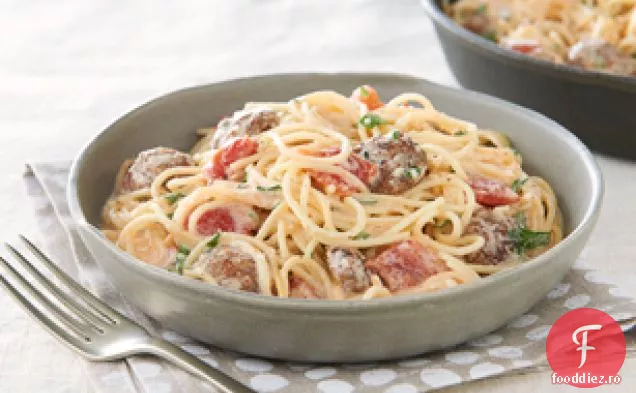 O tigaie Capellini Pomodoro cu cârnați