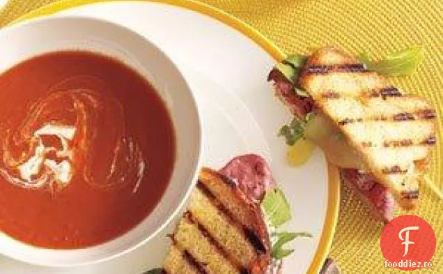 Supă De Roșii Cu Friptură De Vită, Cheddar Și Panini De Hrean