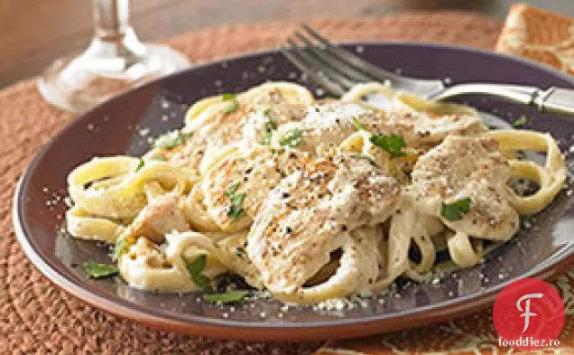 Fettuccine Alfredo cu pui