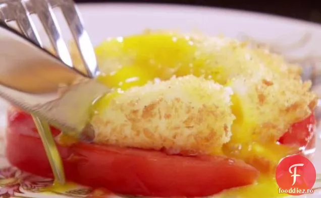 Ou Poșat Prăjit Adânc Peste Roșii De Moștenire