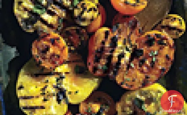 Roșii de moștenire carbonizate cu ierburi proaspete