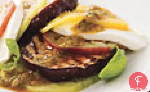 Caprese de vinete cu vinetă de roșii la grătar și busuioc