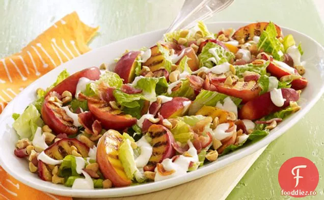 Salată de piersici la grătar cu sos de brânză albastră