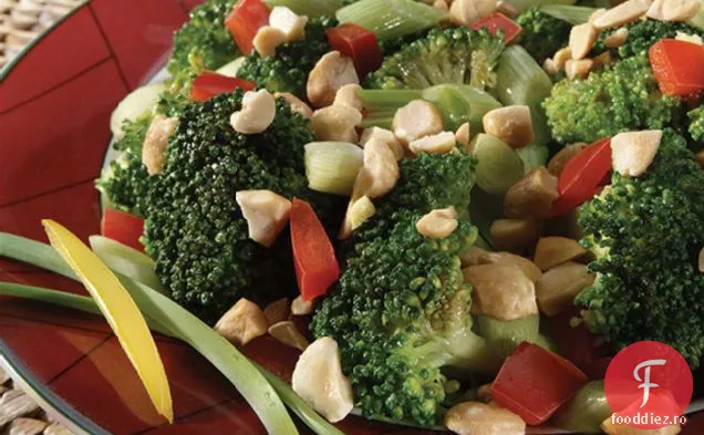 Broccoli asiatic și ardei roșii cu arahide