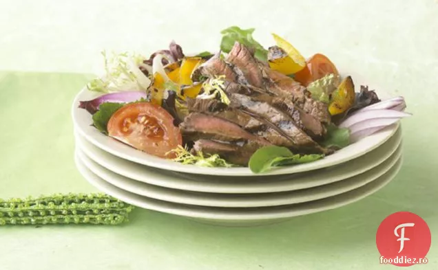 Friptură La Grătar Și Salată De Legume