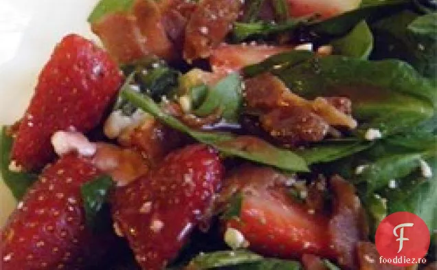 Salată de spanac de căpșuni cu Feta și slănină