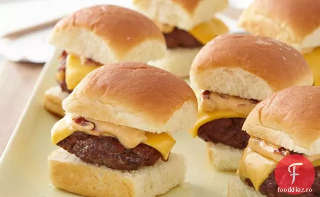 Mini cheeseburgeri cu maioneză Chipotle