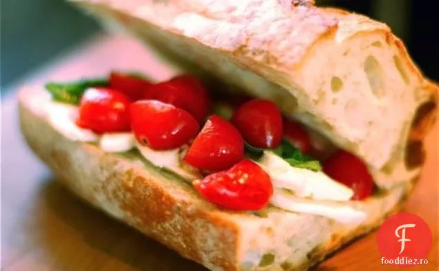 Prânz De Vară Sandwich Caprese Cu Roșii Balsamice