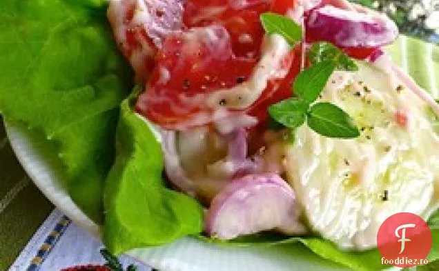 Salată cremoasă de castraveți și roșii