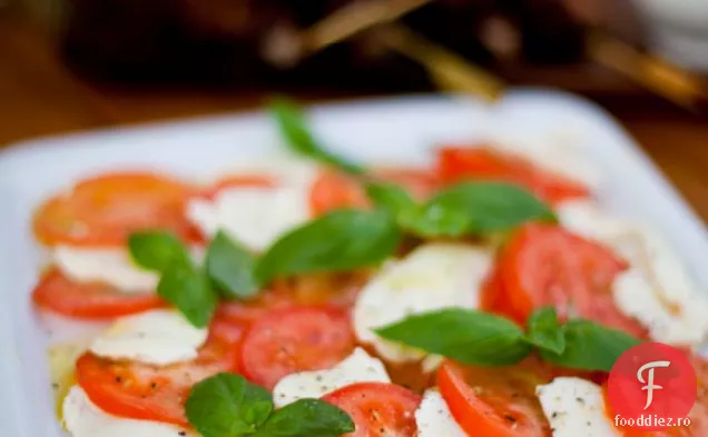 Salată De Roșii, Busuioc Și Mozzarella