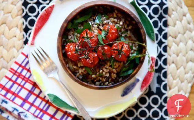 Salată Farro De Roșii Prăjite Și Ceapă Caramalizată