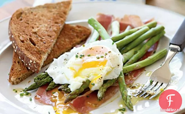 Salată de sparanghel cu ouă Poșate moi, Prosciutto și vinetă de lămâie-arpagic