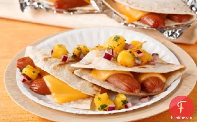 Quesadilla Hot Dog la grătar cu Mango Pico De Gallo