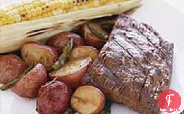 Friptură de flanc la grătar cu legume prăjite și porumb