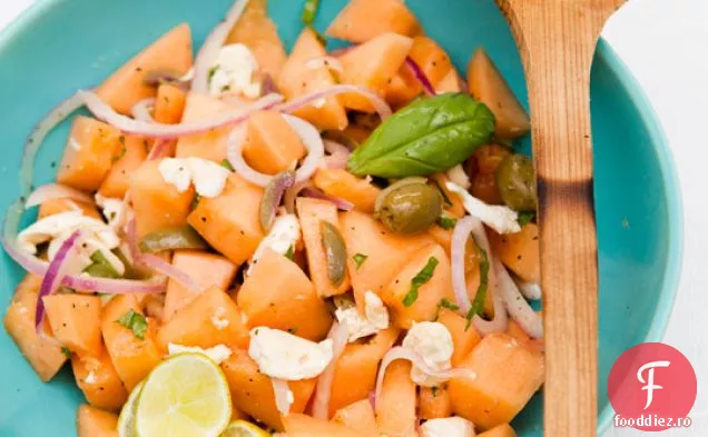 Salată De Pepene Galben Cu Busuioc, Mozzarella Proaspătă Și Ceapă
