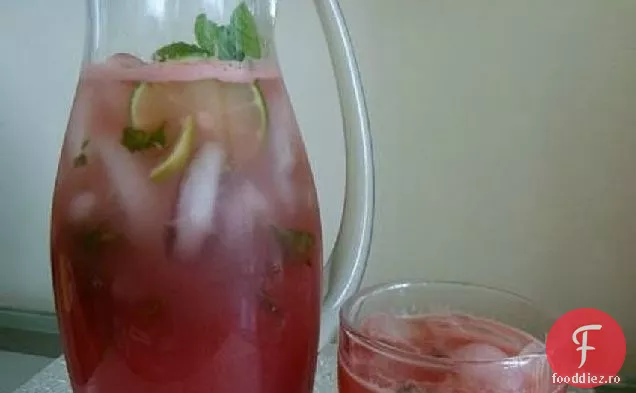 Suc De Pepene Verde Cu Tei Și Mentă Proaspătă