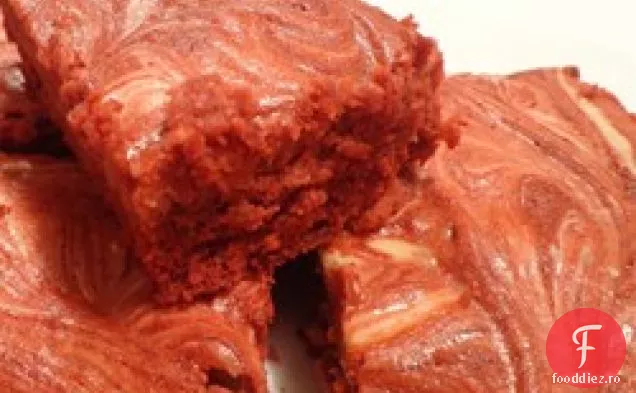 Brownies de catifea roșie cu glazură de brânză cremă